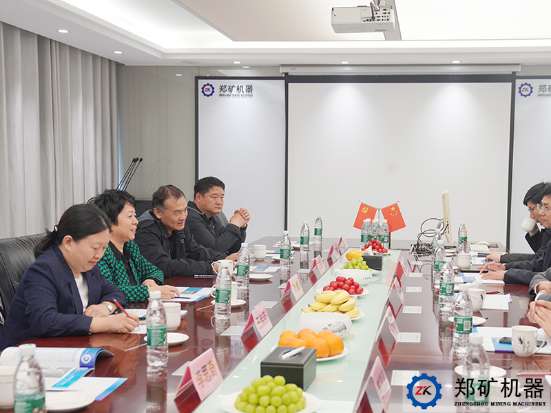 鄭州大學(xué)商學(xué)院黨委書記馮慧一行蒞臨鄭礦機器參觀調(diào)研！